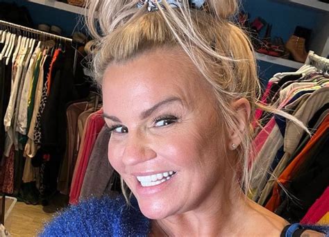 Kerry Katona Shows Swollen Foot After Breaking It。